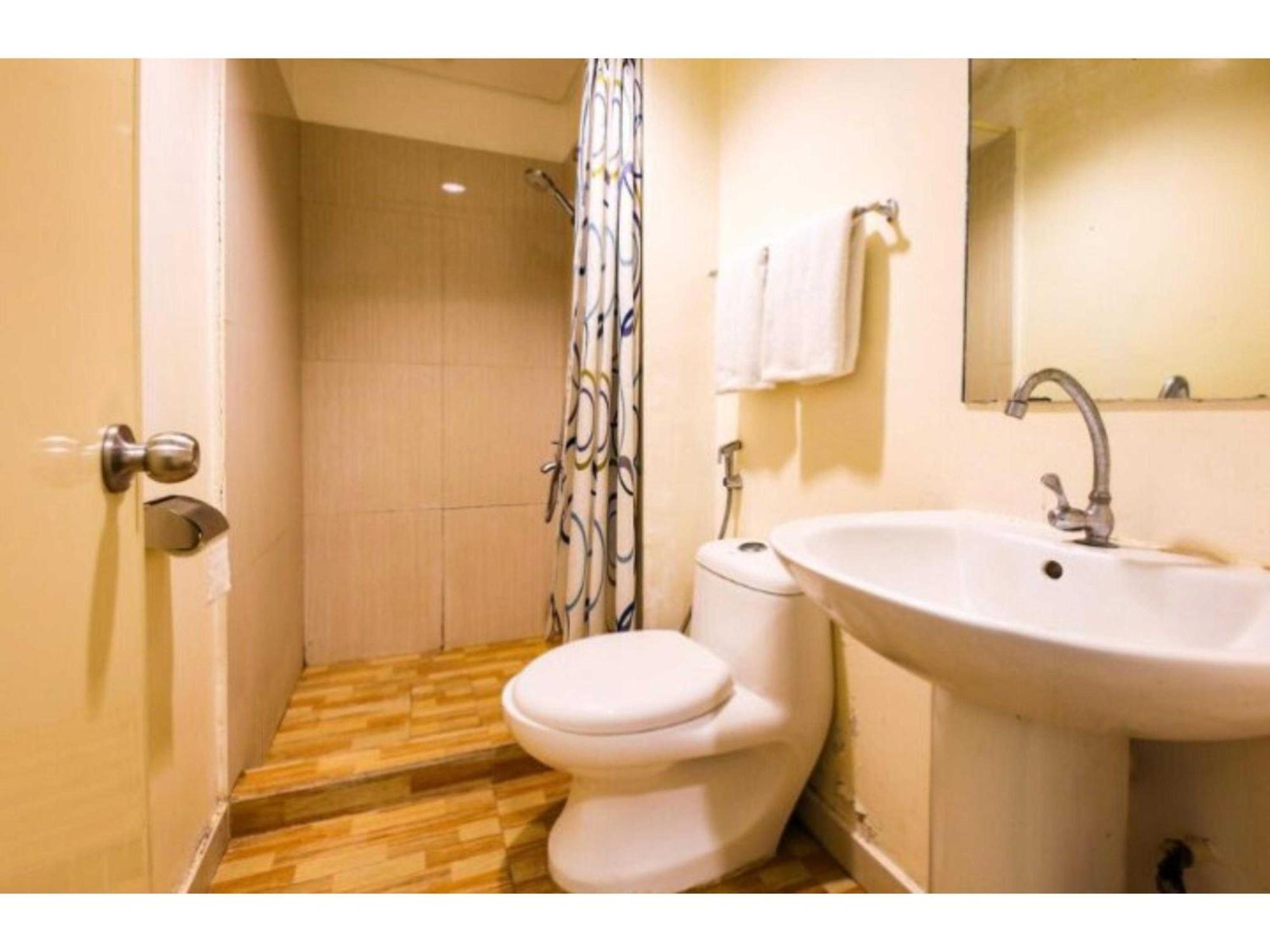 Oyo 769 Poblacion Suites Polaris Makati City Esterno foto