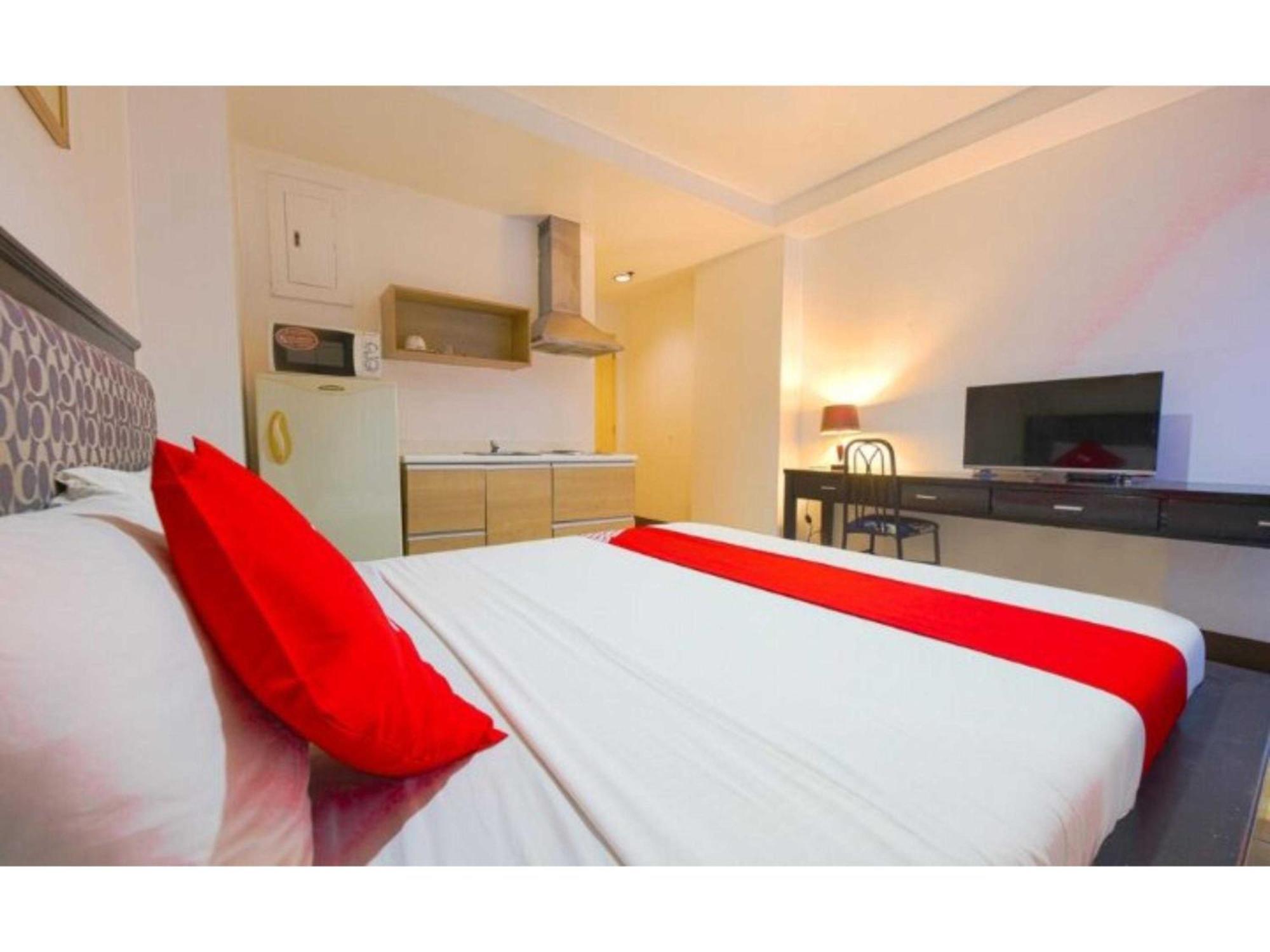 Oyo 769 Poblacion Suites Polaris Makati City Esterno foto