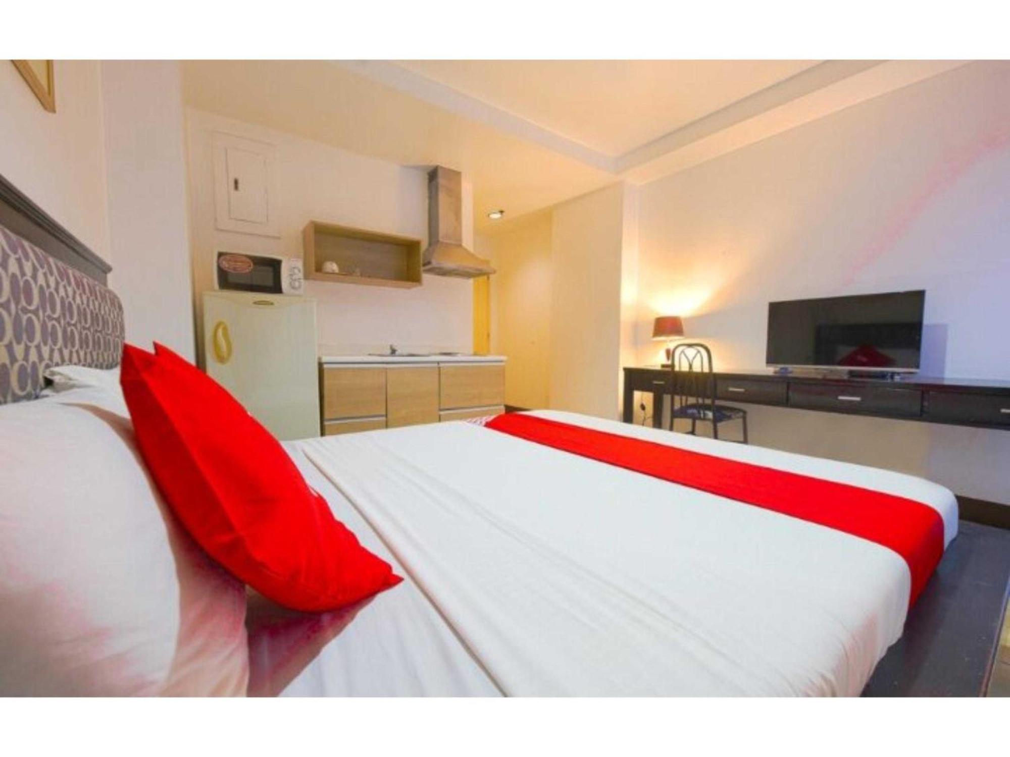 Oyo 769 Poblacion Suites Polaris Makati City Esterno foto