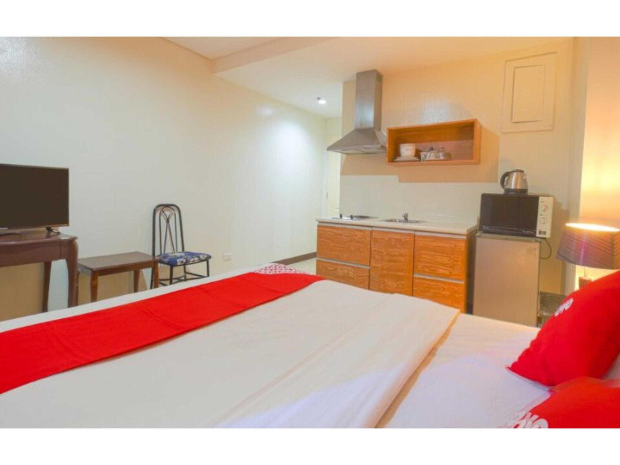 Oyo 769 Poblacion Suites Polaris Makati City Esterno foto