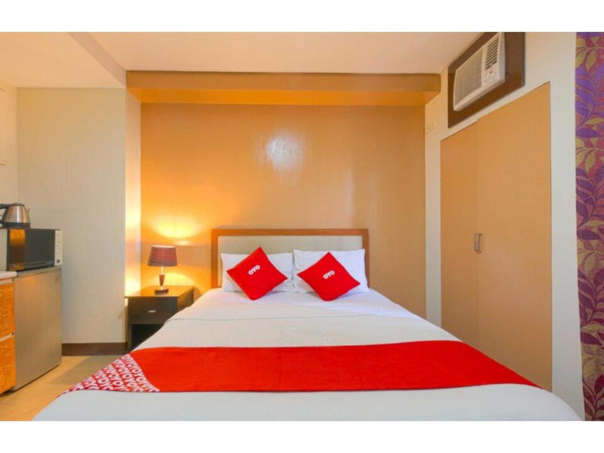 Oyo 769 Poblacion Suites Polaris Makati City Esterno foto