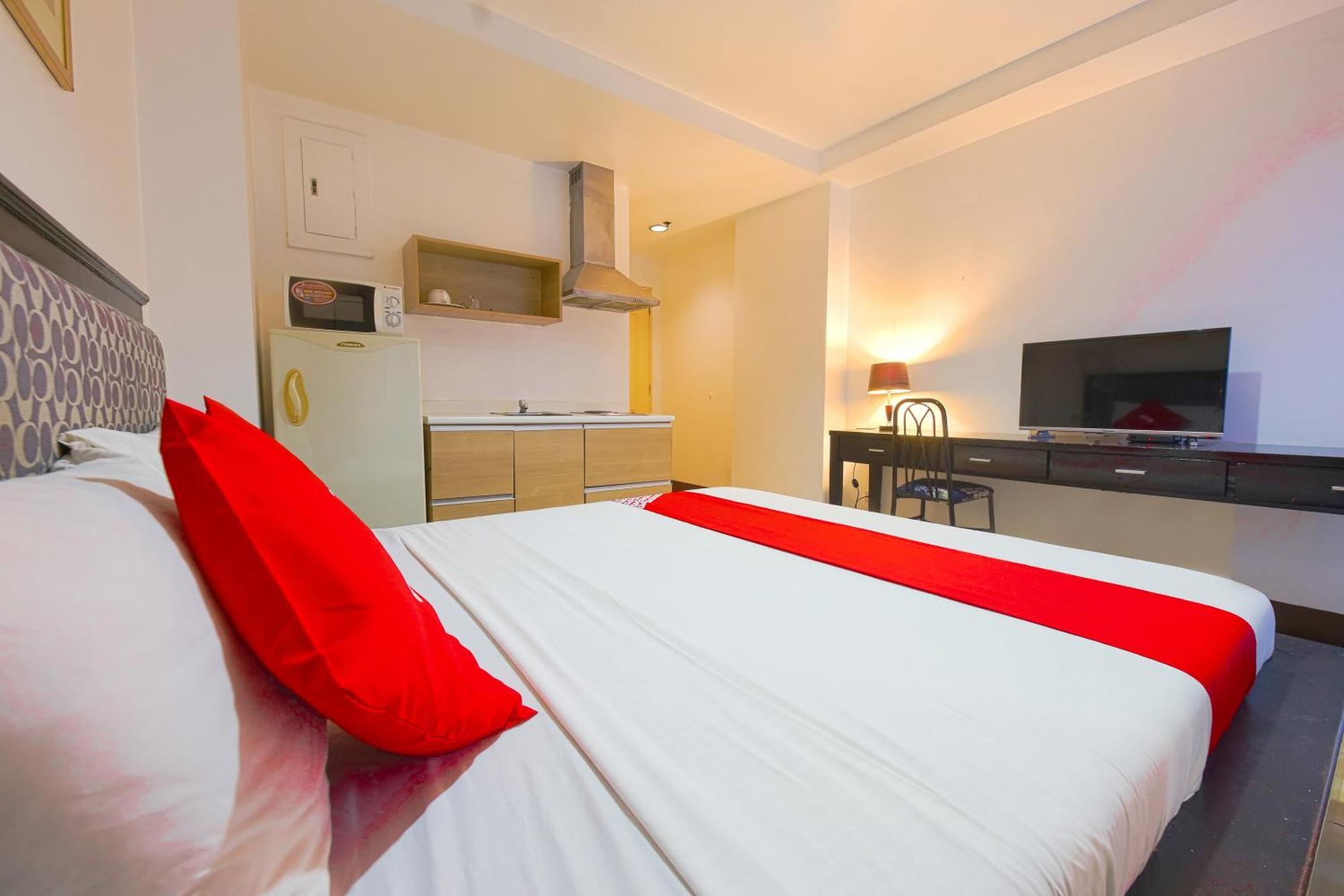 Oyo 769 Poblacion Suites Polaris Makati City Esterno foto