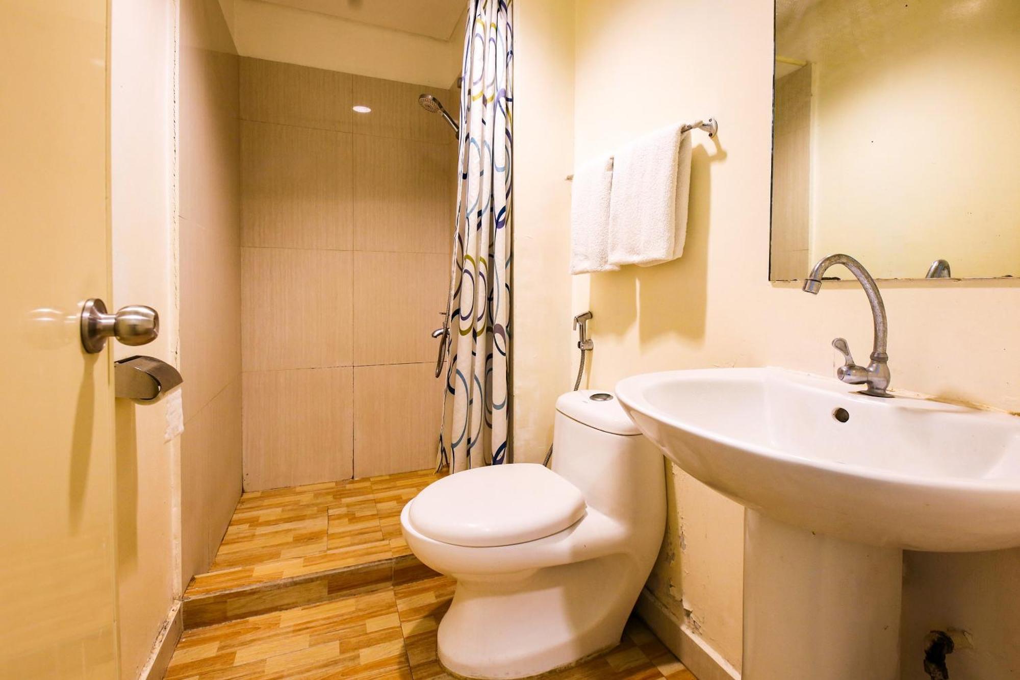Oyo 769 Poblacion Suites Polaris Makati City Esterno foto