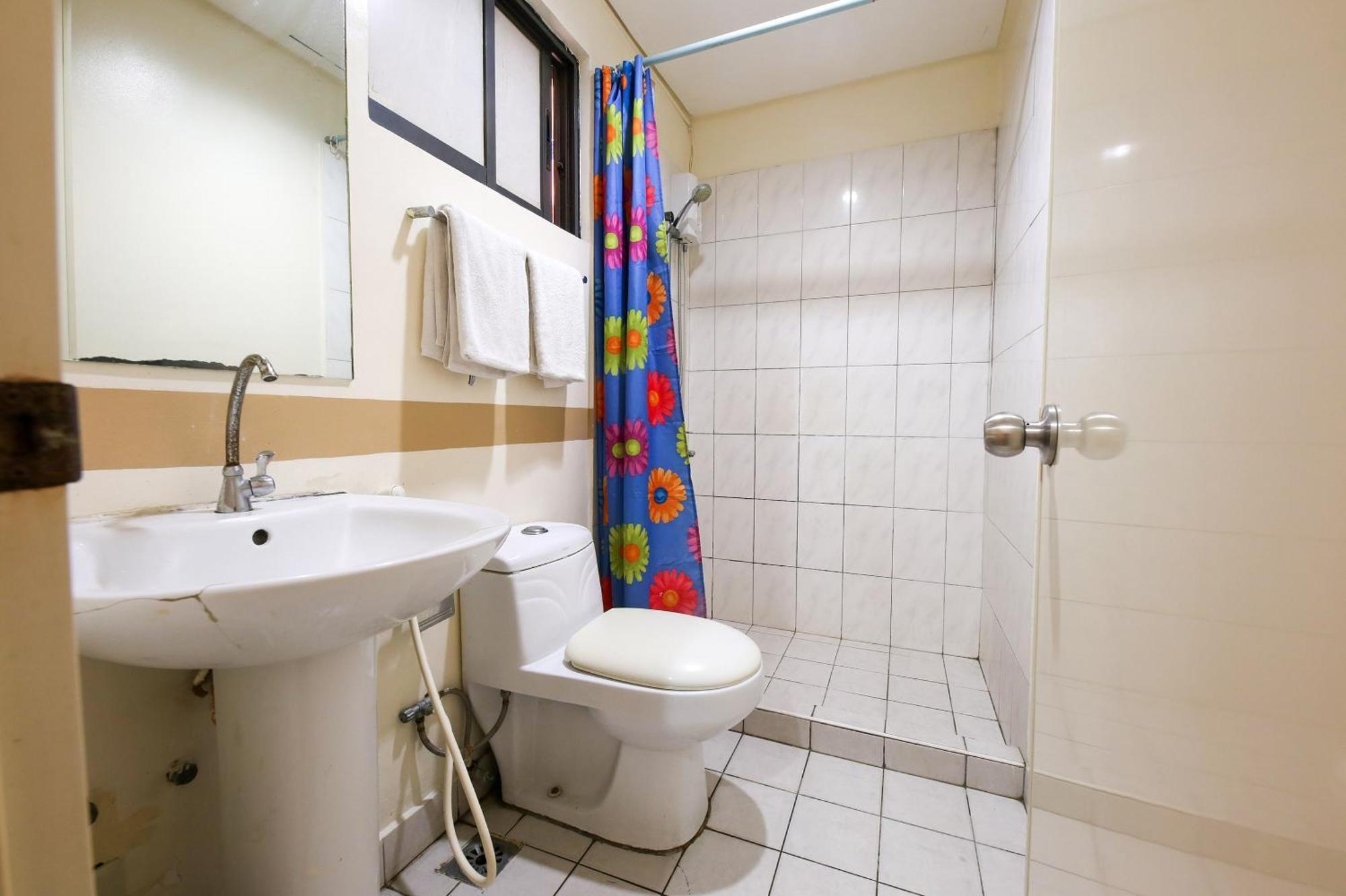 Oyo 769 Poblacion Suites Polaris Makati City Esterno foto